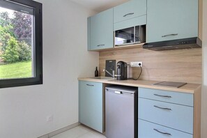 Réfrigérateur, micro-ondes, plaque de cuisson, cafetière/bouilloire