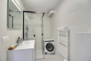 Douche, serviettes fournies, savon, papier toilette