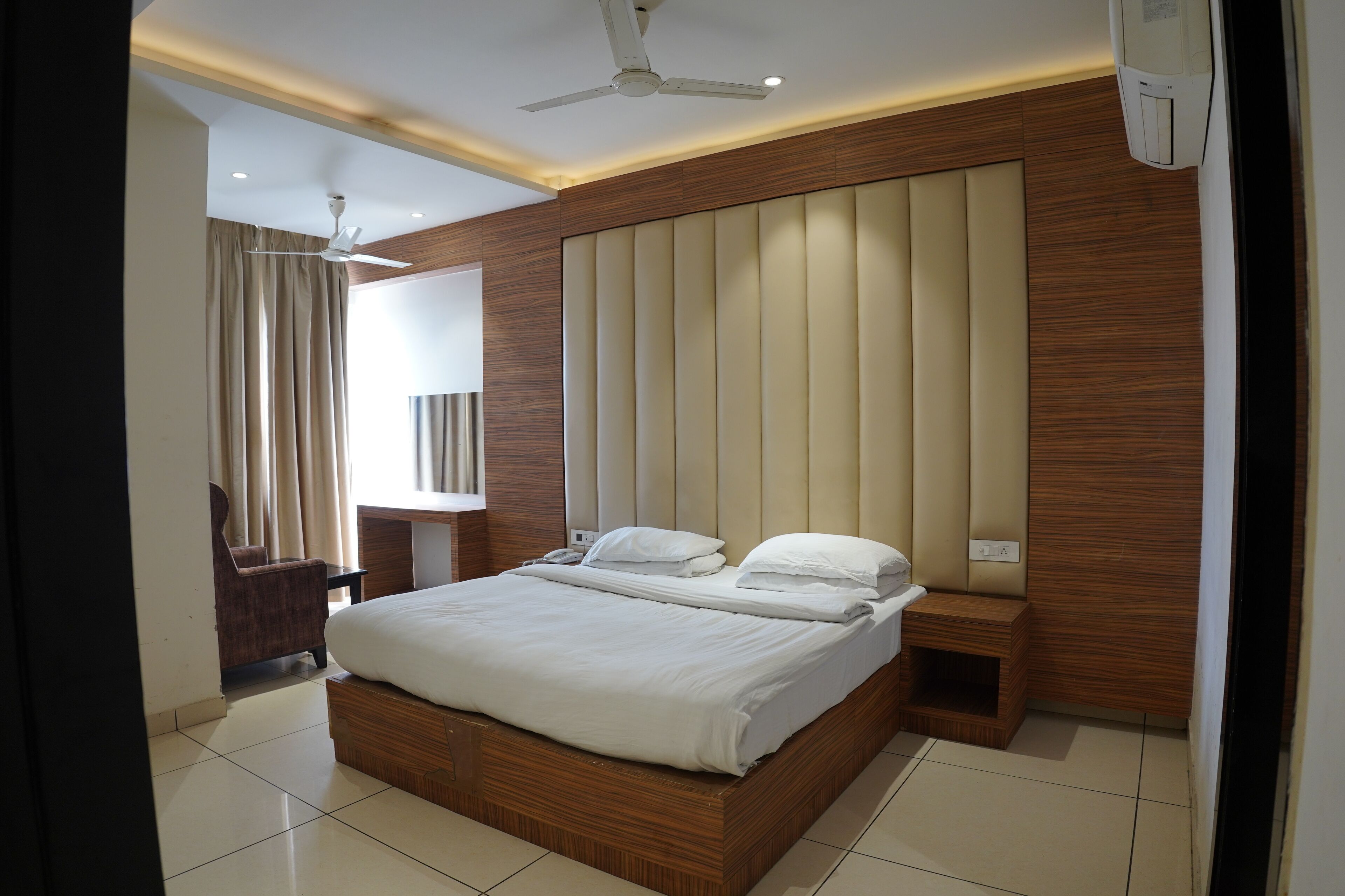 Svit | Skrivbord, arbetsyta för laptop, mörkläggningsgardiner och gratis wi-fi