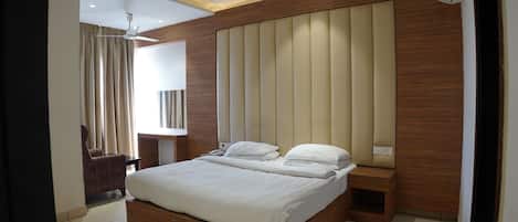 Suite | Desk, laptop workspace, blackout drapes, free WiFi