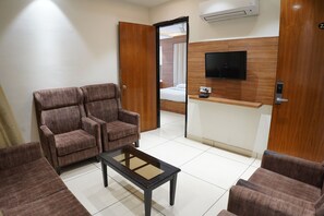 Desk, laptop workspace, blackout curtains, free WiFi - Hotel King's Heritage (Bareilly)