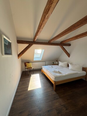 5 quartos, Wi-Fi de cortesia, roupa de cama