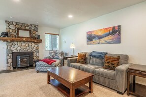 Smart TV, fireplace - Summit #27: 1  BR, 1  BA Condominium in Mammoth Lakes, Sleeps 4 (Mammoth Lakes)