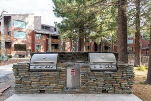 Property grounds - Summit #27: 1  BR, 1  BA Condominium in Mammoth Lakes, Sleeps 4 (Mammoth Lakes)