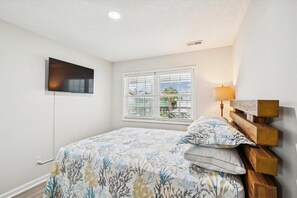 Room - 6br sleeps 24 w/pool & hot tub, golfcart (North Myrtle Beach)