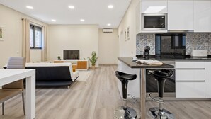 Un apartamento moderno con cocina, comedor y sala de estar.