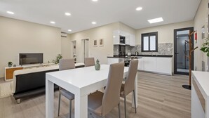 Una cocina moderna con armarios blancos, un microondas y un salpicadero de azulejos.