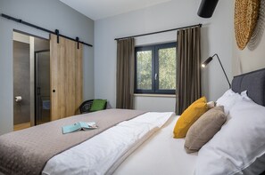 3 slaapkamers, een strijkplank/strijkijzer, wifi, beddengoed