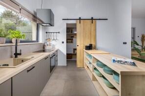 Réfrigérateur, micro-ondes, four, lave-vaisselle