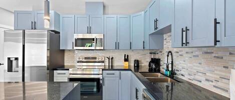 Réfrigérateur, four à micro-ondes, un four, surface de cuisson