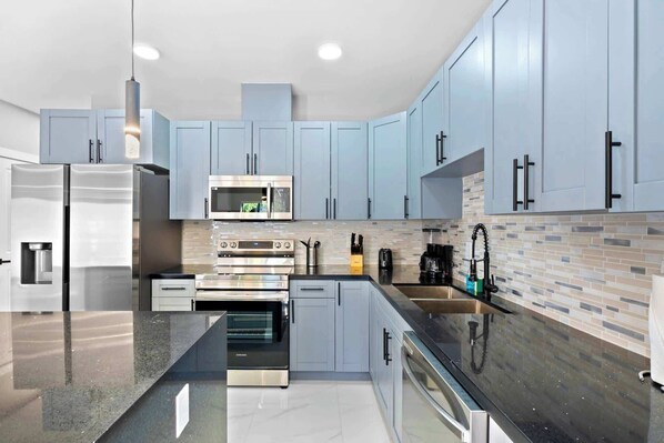 Refrigerador, microondas, horno, placa de cocina