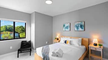 Een strijkplank/strijkijzer, wifi, beddengoed