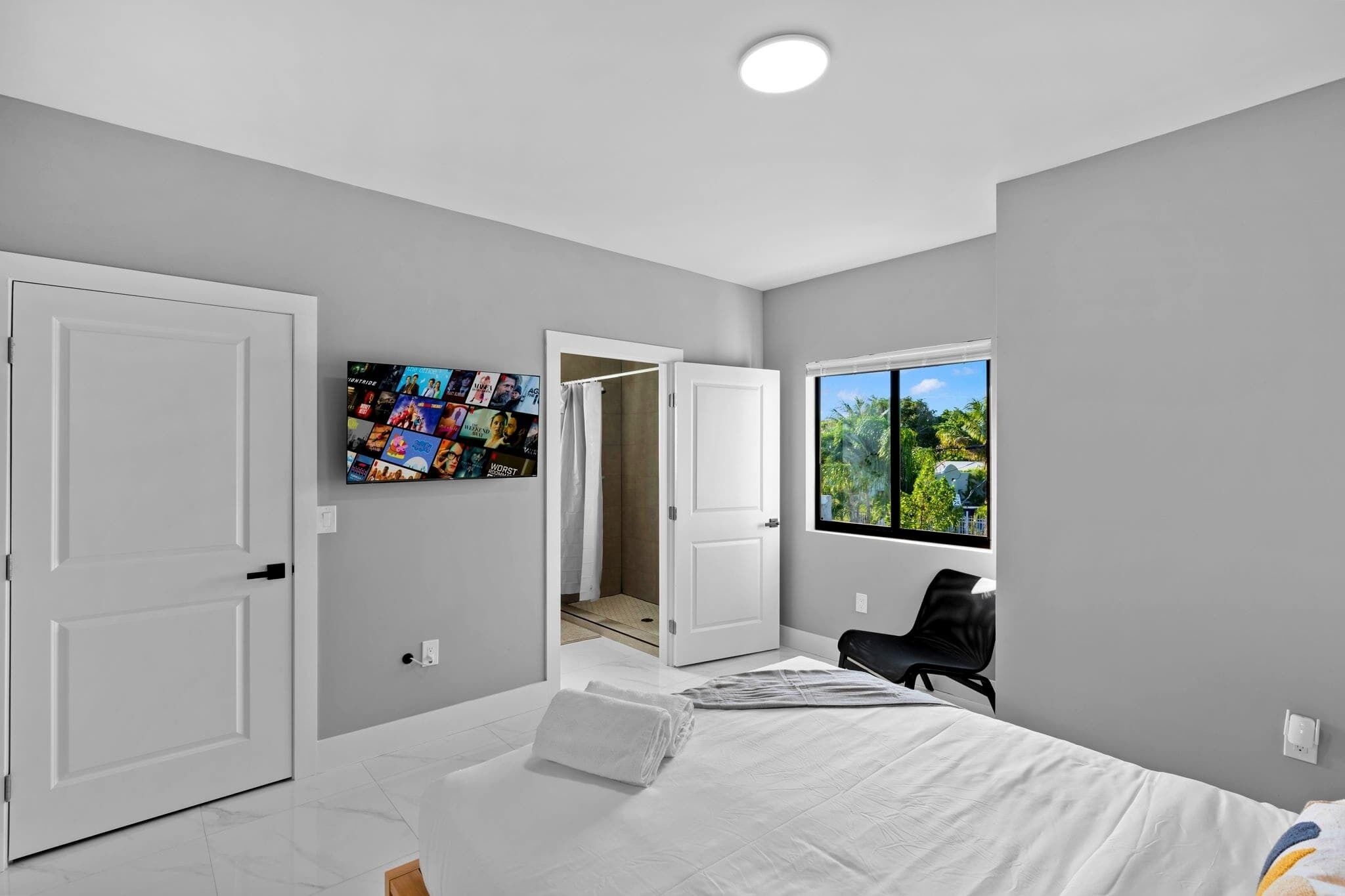 4 bedrooms, iron/ironing board, WiFi, bed sheets