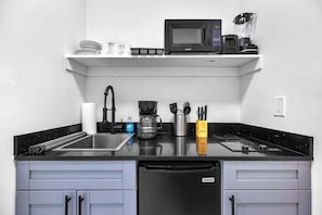 Réfrigérateur, four à micro-ondes, surface de cuisson, cafetière-théière