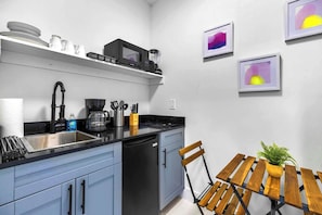 Réfrigérateur, four à micro-ondes, surface de cuisson, cafetière-théière