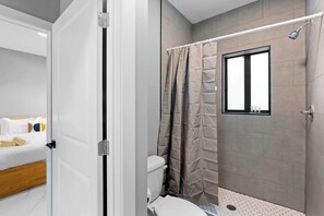 Douche, sèche-cheveux, serviettes fournies