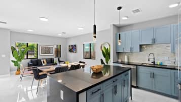 Een koelkast, een magnetron, een oven, een kookplaat