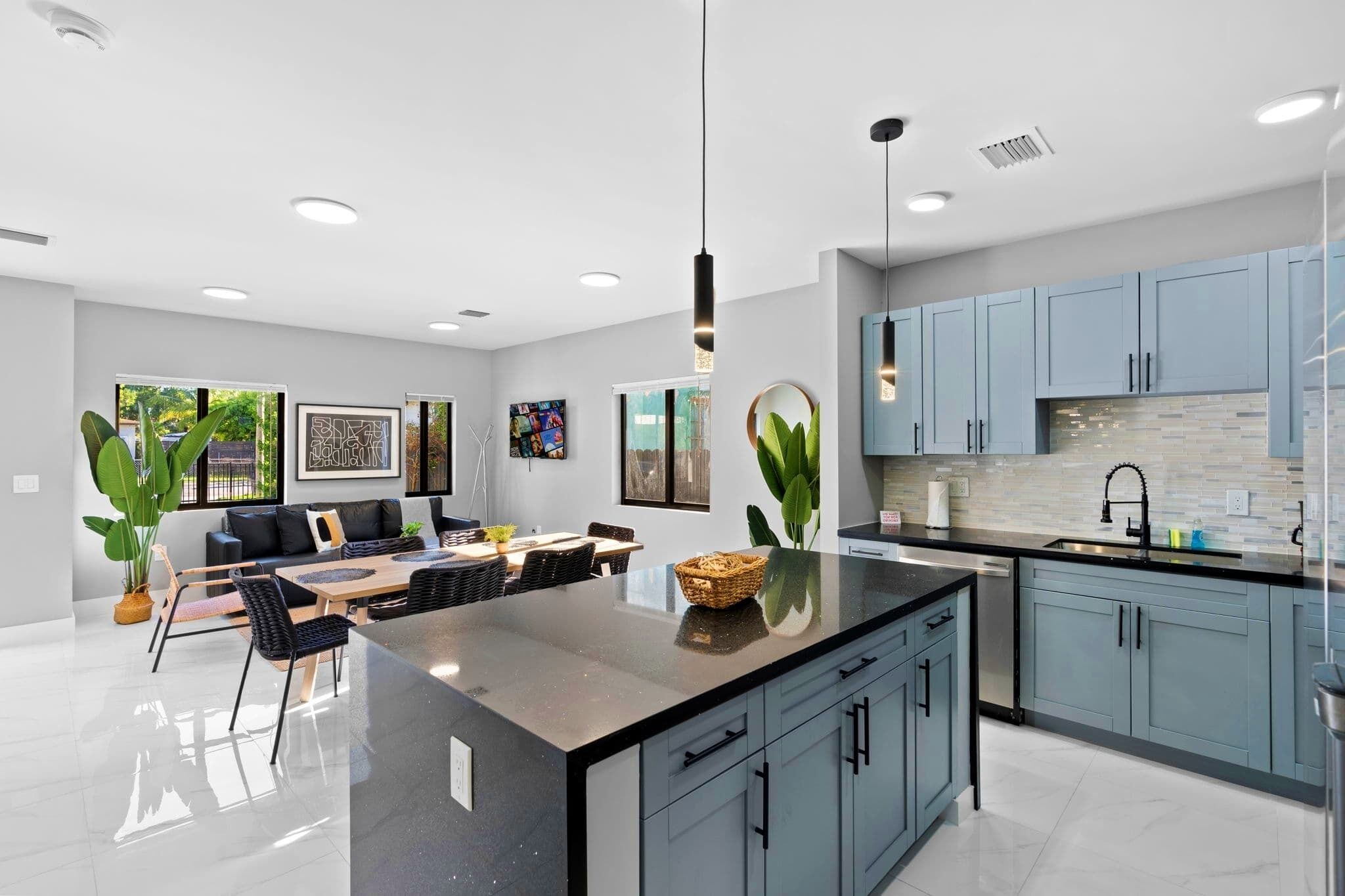 Kylskåp, mikrovågsugn, ugn och spishäll