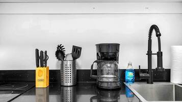 Een koelkast, een magnetron, een kookplaat