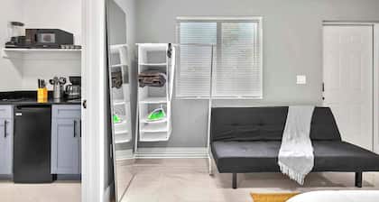 Comfy Studio W Essentials Near Airport