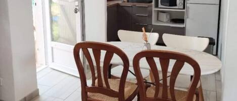 Mikrovågsugn, ugn, spishäll och diskmaskin