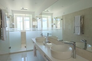 Suite Lagar | Salle de bain | Sèche-cheveux, peignoirs, chaussons, serviettes fournies