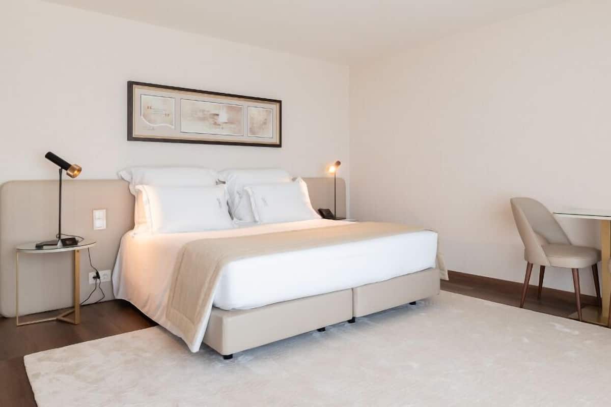 Ropa de cama hipoalergénica y minibar 