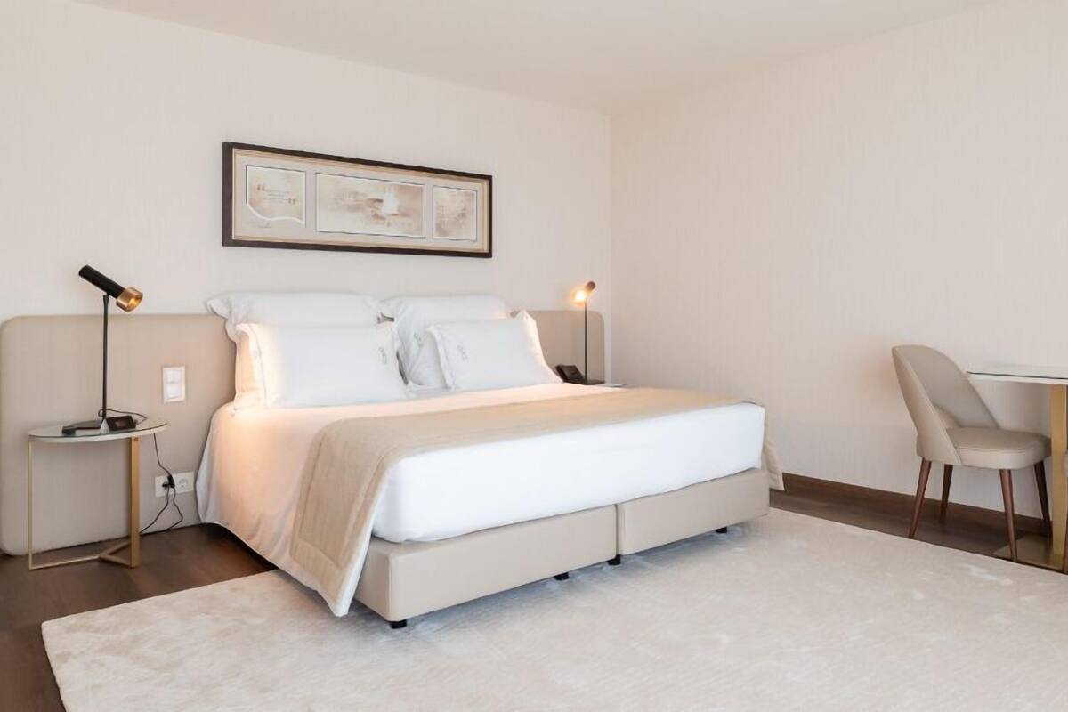 Minibar, in-room safe, soundproofing, free WiFi