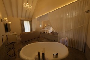 Suite Lagar | Hypo-allergenic bedding, minibar, in-room safe, soundproofing - Quinta da Maquia Hotel (Sintra)