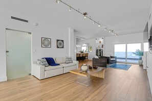 Smart TV - Ocean Front Vacation Home - Key Largo - 28 Day Minimum (Key Largo)