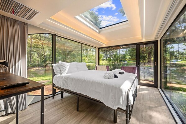 1 bedroom, desk, WiFi, bed sheets