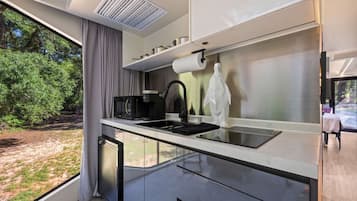 Frigorífico, microondas, cafetera o tetera y utensilios de cocina