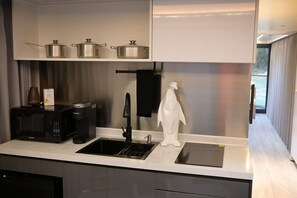 Kühlschrank, Mikrowelle, Wasserkocher mit Kaffee-/Teezubehör