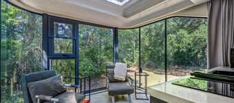 Space-Age Glamping Oasis - Immerse Yourself in Nature Without Sacrificing Comfort