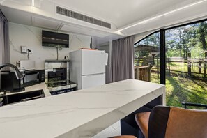 Kühlschrank, Mikrowelle, Wasserkocher mit Kaffee-/Teezubehör, Toaster