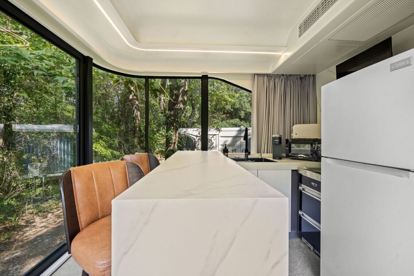 Refrigerador, microondas, cafetera y tetera y tostadora 