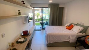 Une chambre d’hôtel avec deux lits, un coin repas et une vue sur l’extérieur.
