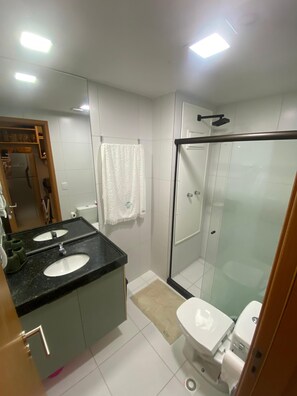 Apartemen Comfort, pemandangan halaman | Kamar mandi | Shower, pengering rambut, handuk, dan sabun