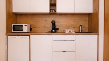 Frigorífico, microondas, cafetera o tetera y utensilios de cocina