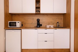 Réfrigérateur, micro-ondes, cafetière/bouilloire