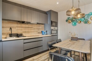 Fridge, microwave, oven, stovetop - Apartment 'Alvarado Loft' with Mountain View, Wi-Fi and Air Conditioning (Ubrique)
