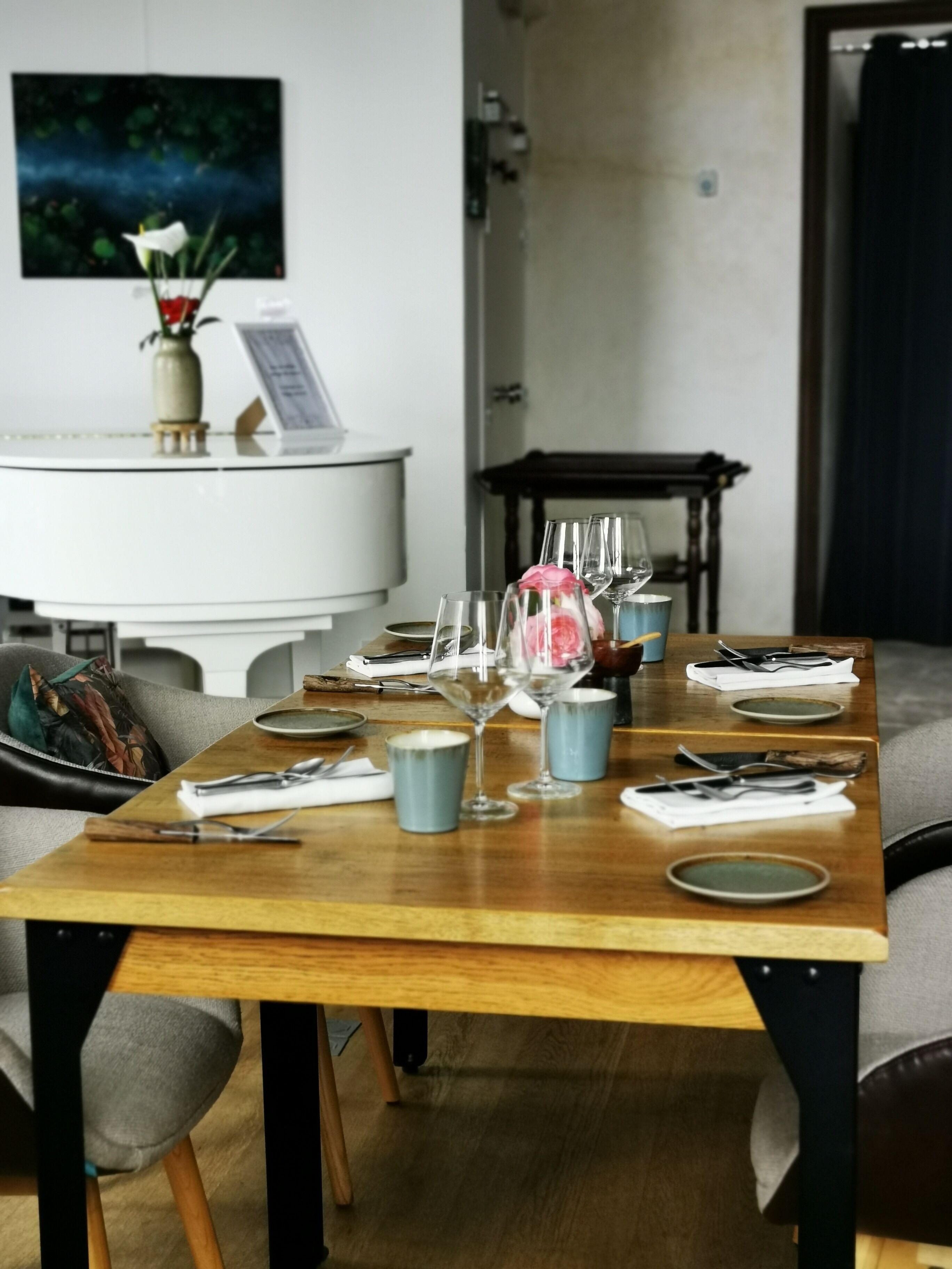 Uma mesa de jantar posta com pratos, copos e talheres.