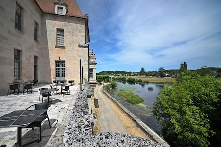 Terrace/patio. Le logis de l'abbaye de Saint Savin