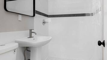 Secadora de cabello, toallas, jabón, papel de baño