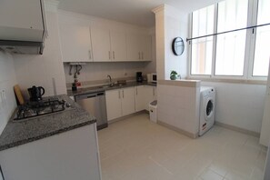 Een koelkast, een microgolfoven, een oven, een kookplaat