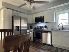 Private kitchen - Corner Cottage 2 bedroom pets welcome and close to downtown (Ashland)