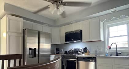 Corner Cottage 2 bedroom pets welcome and close to downtown