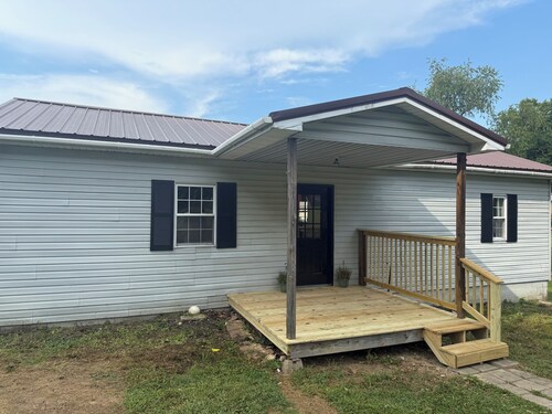 Corner Cottage 2 bedroom pets welcome and close to downtown