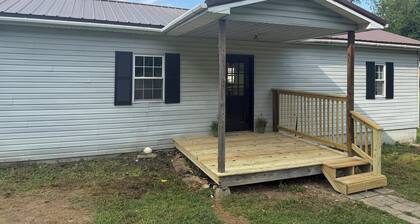 Corner Cottage 2 bedroom pets welcome and close to downtown