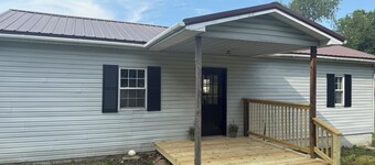 Corner Cottage 2 bedroom pets welcome and close to downtown